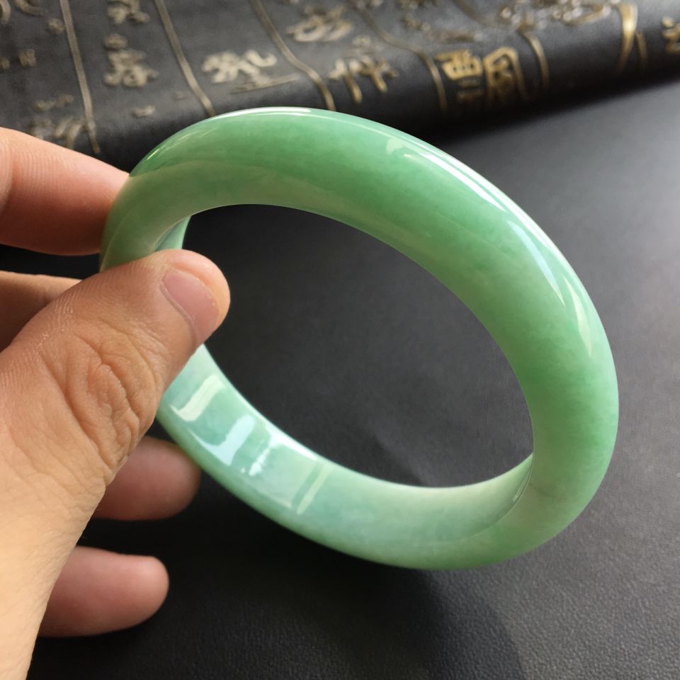 (超值推荐)糯冰种略飘翠手镯(58.6mm)