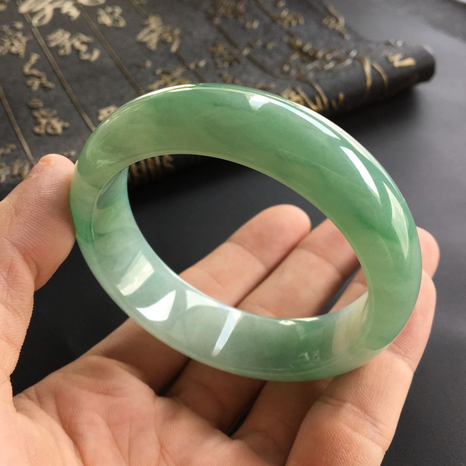 (超值推荐)糯冰种晴水略飘翠手镯(55.8mm)