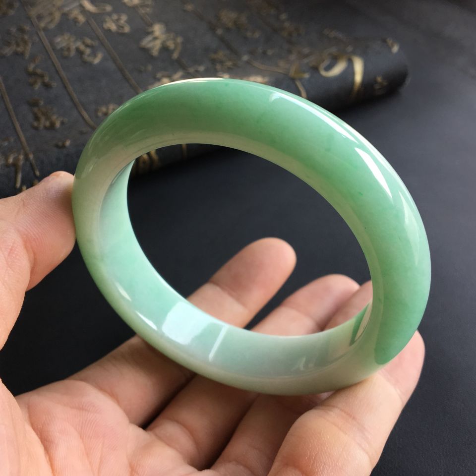 (超值推荐)糯冰种晴水略飘翠手镯(58.5mm)