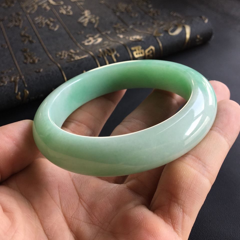 (超值推荐)糯冰种晴水略飘翠手镯(58.5mm)