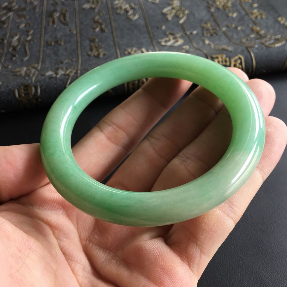 (超值推荐)糯冰种晴水略飘翠圆条手镯(58.6mm)