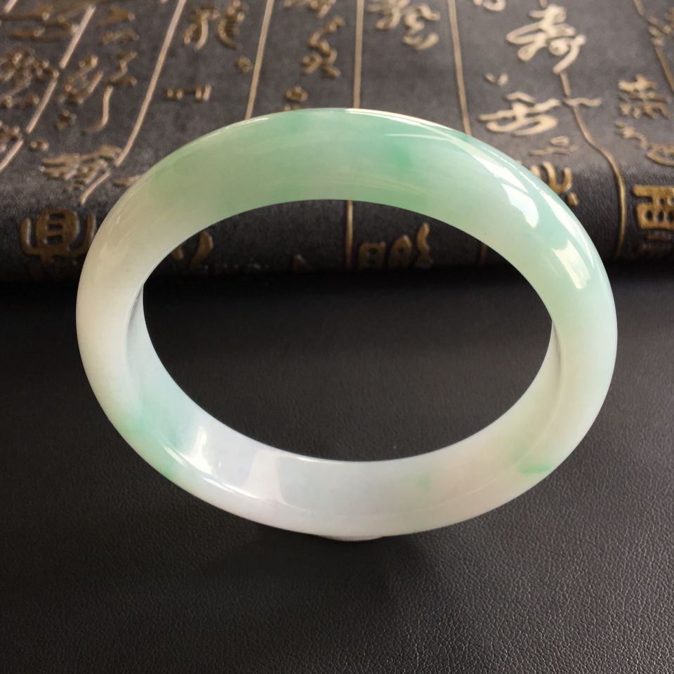 (超值推荐)糯冰种飘绿花手镯(56.5mm)