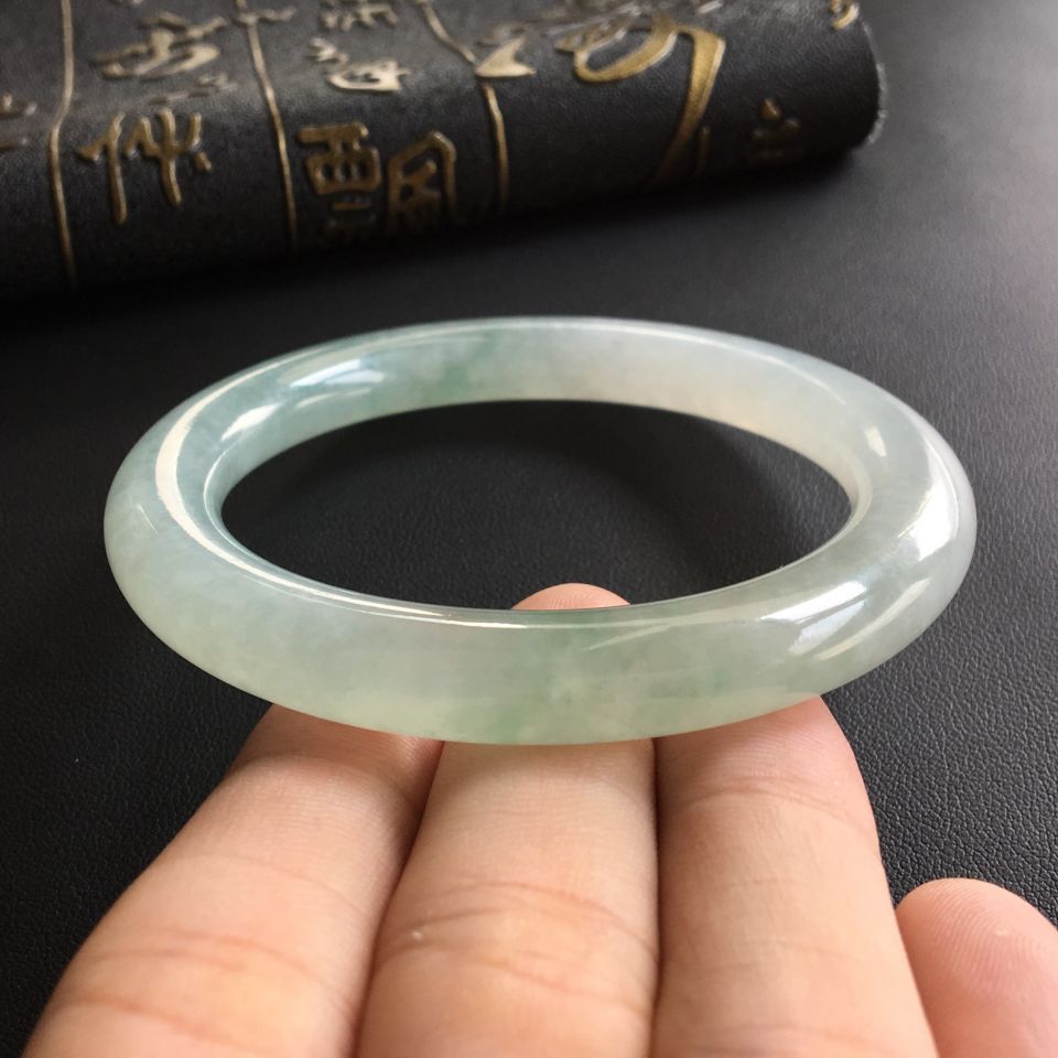 (超值推荐)糯冰种晴水略飘花圆条手镯(57mm)