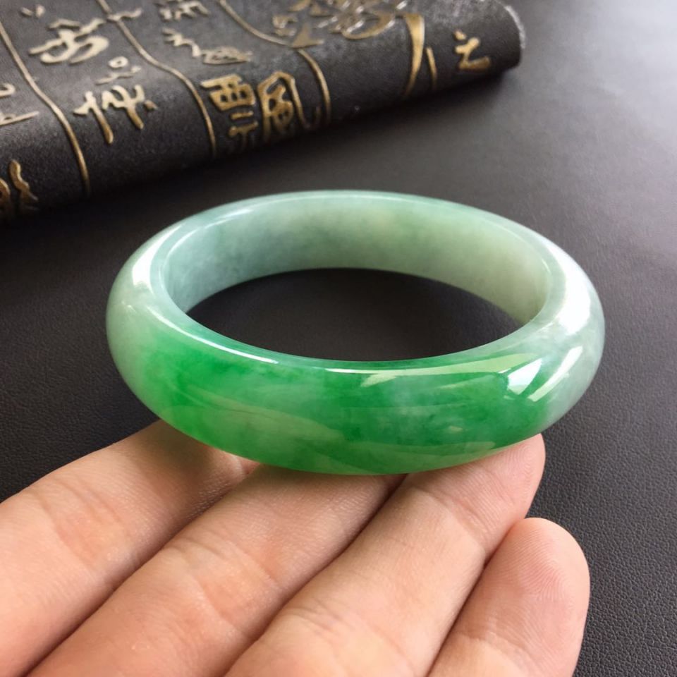 (超值推荐)糯冰种飘阳绿手镯(57mm)