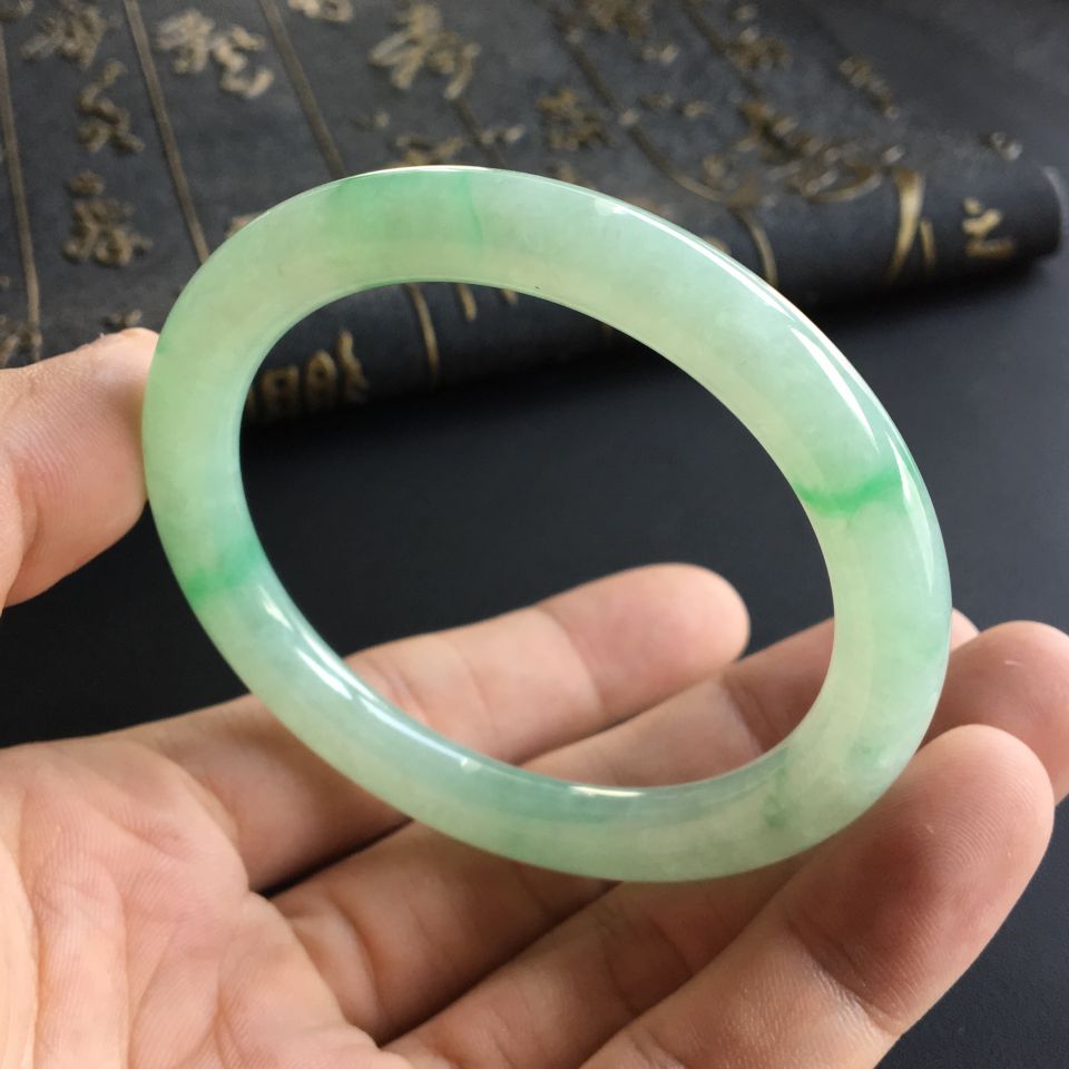 (超值推荐)糯冰种晴水略飘翠圆条手镯(54mm)