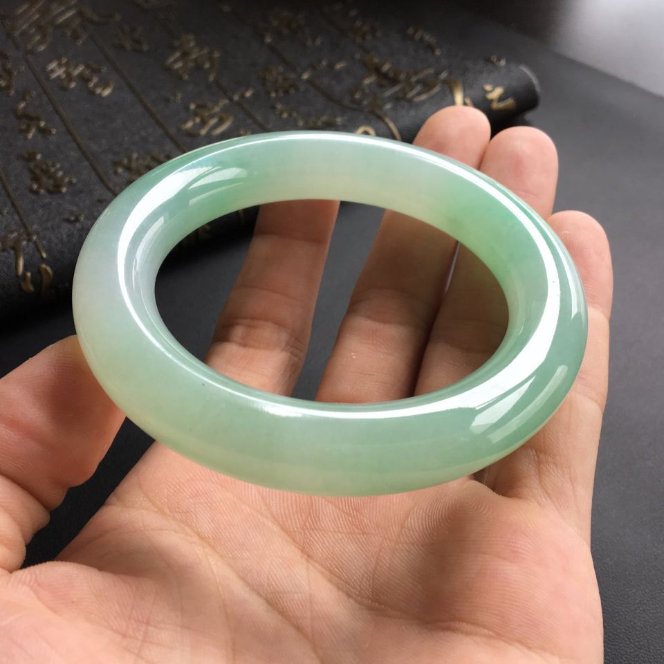 (超值推荐)糯冰种晴水飘绿花圆条手镯(57.6mm)