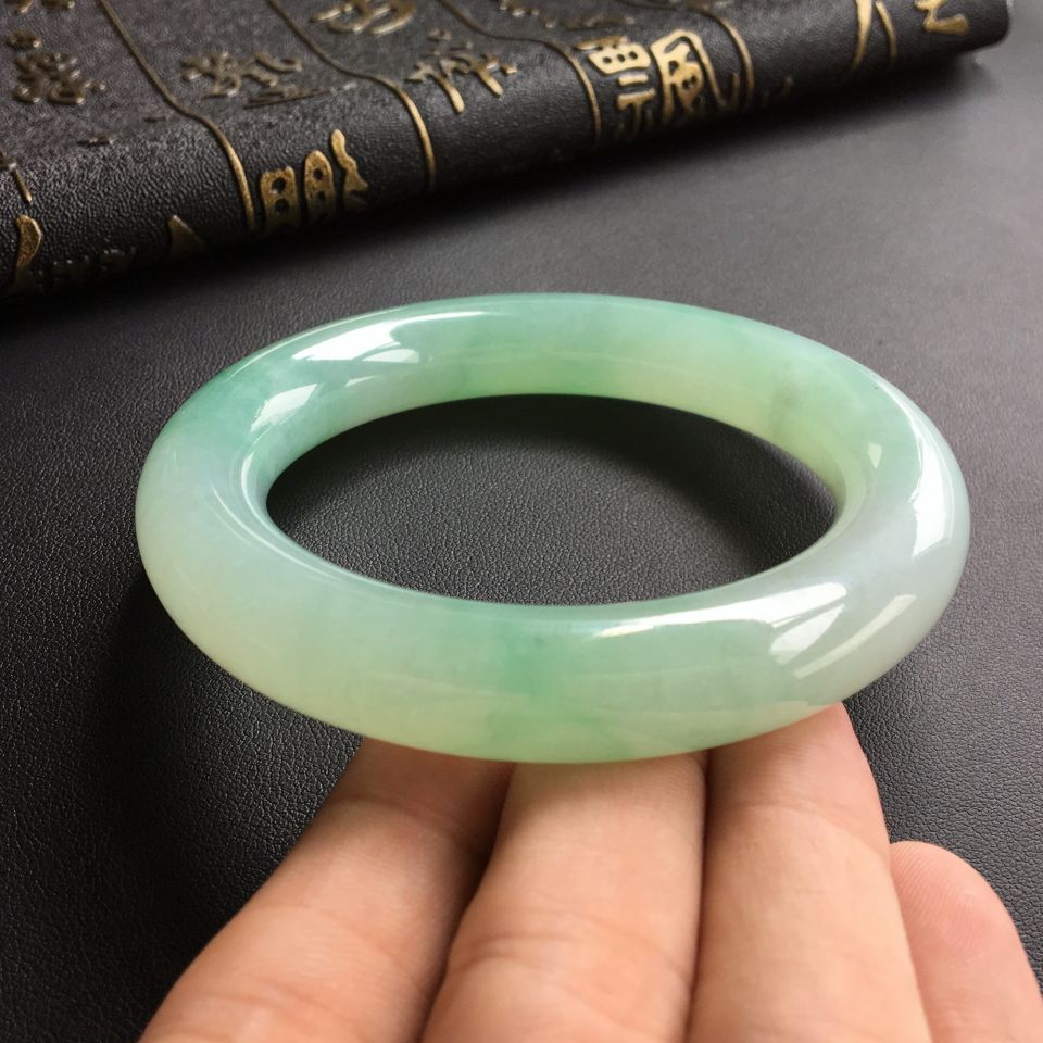 (超值推荐)糯冰种晴水飘绿花圆条手镯(57.6mm)