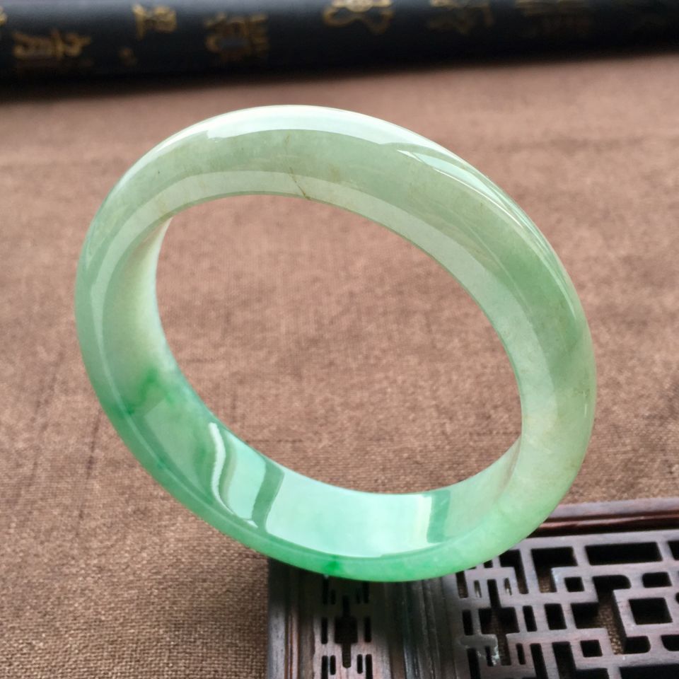 (超值推荐)糯冰种飘翠手镯(58.6mm)