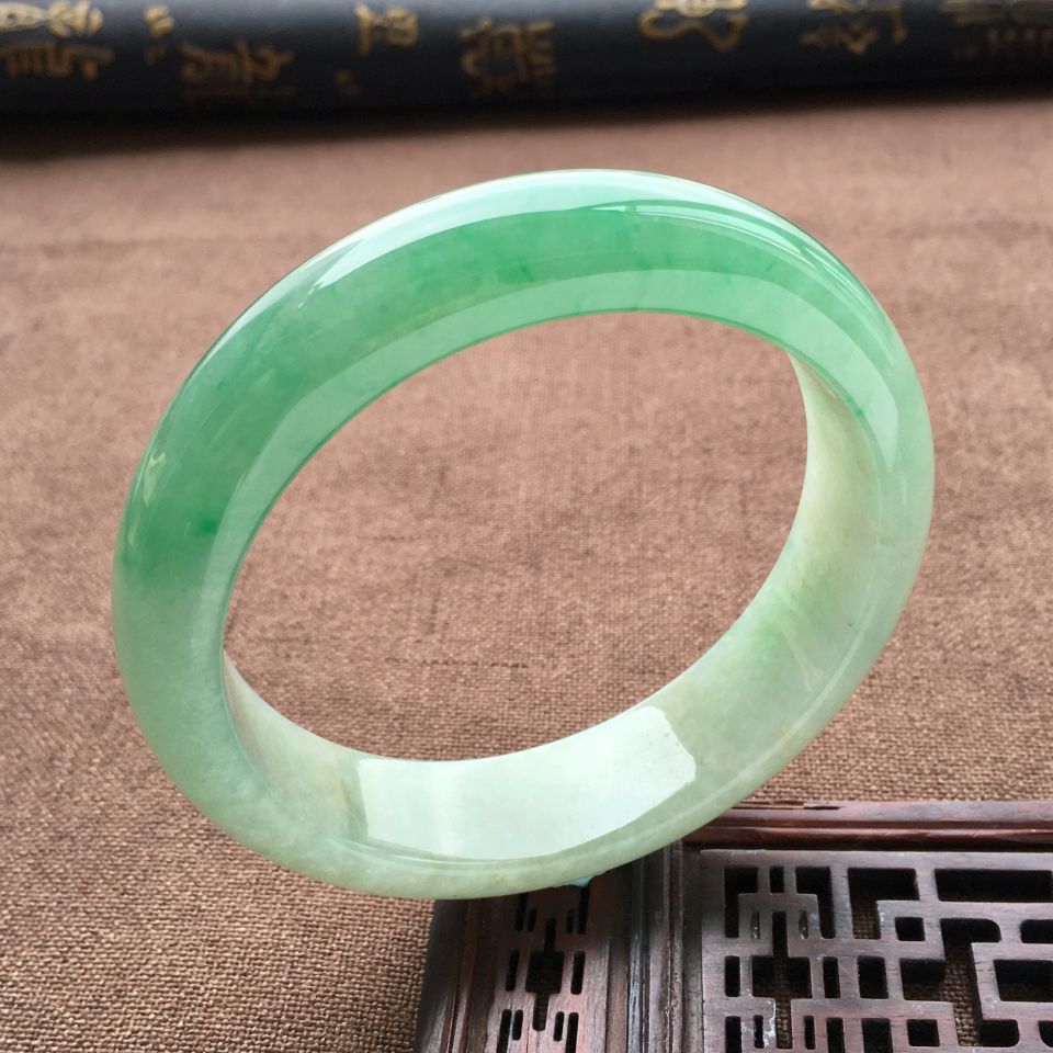 (超值推荐)糯冰种飘翠手镯(58.6mm)