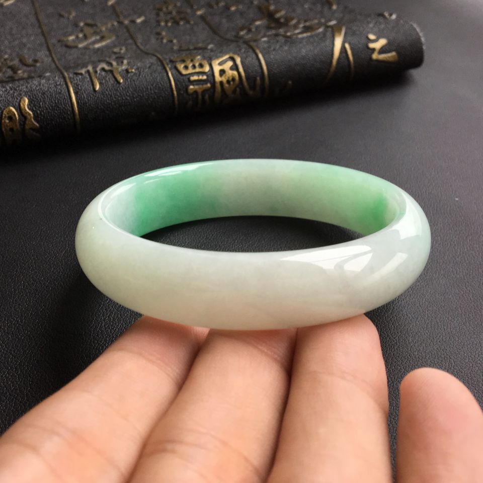 (超值推荐)糯冰种飘翠贵妃镯(54mm-49mm)