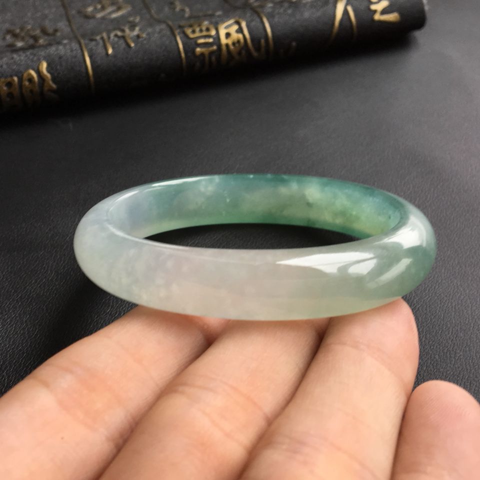 (超值推荐)冰种晴水略飘花贵妃镯(53.5mm-45.5mm)