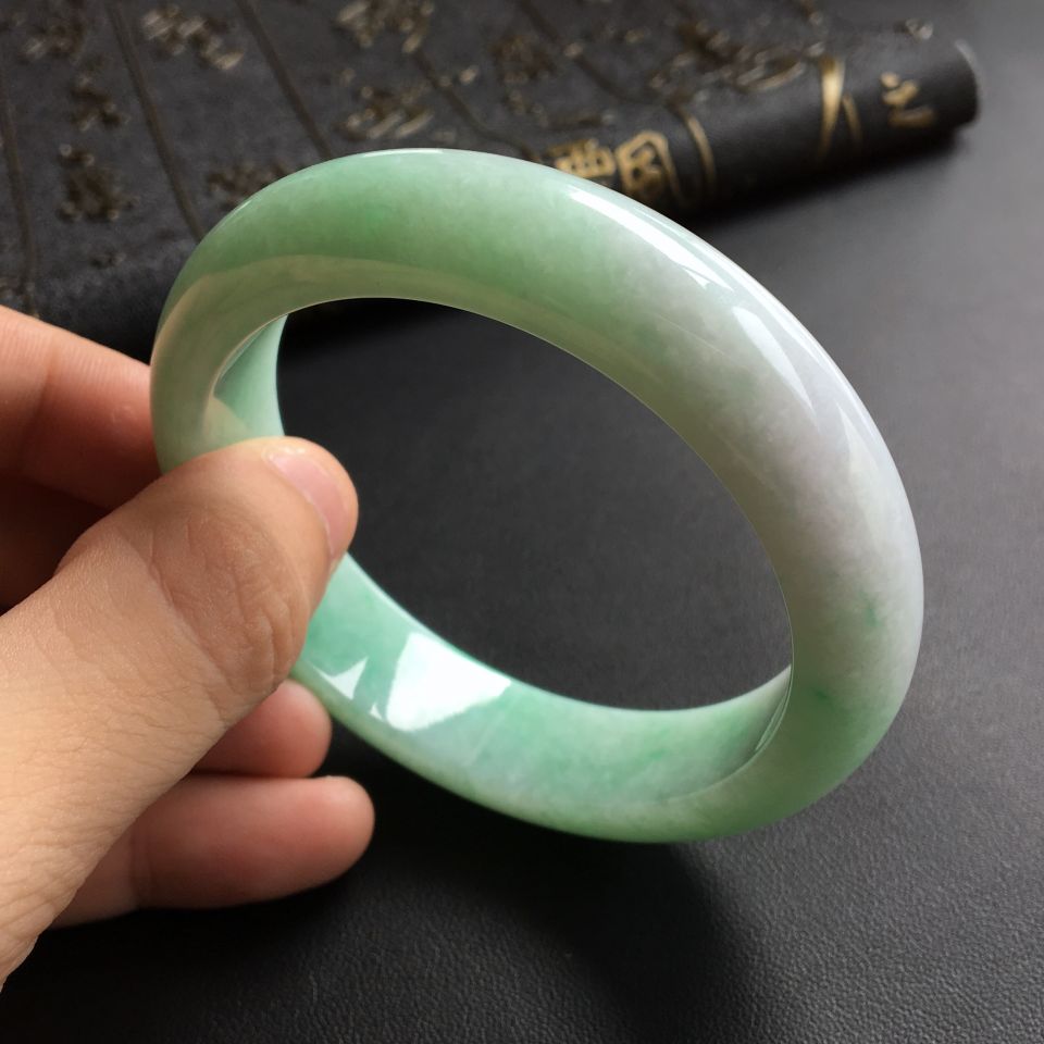 (超值推荐)糯冰种晴水略飘翠手镯(58.6mm)