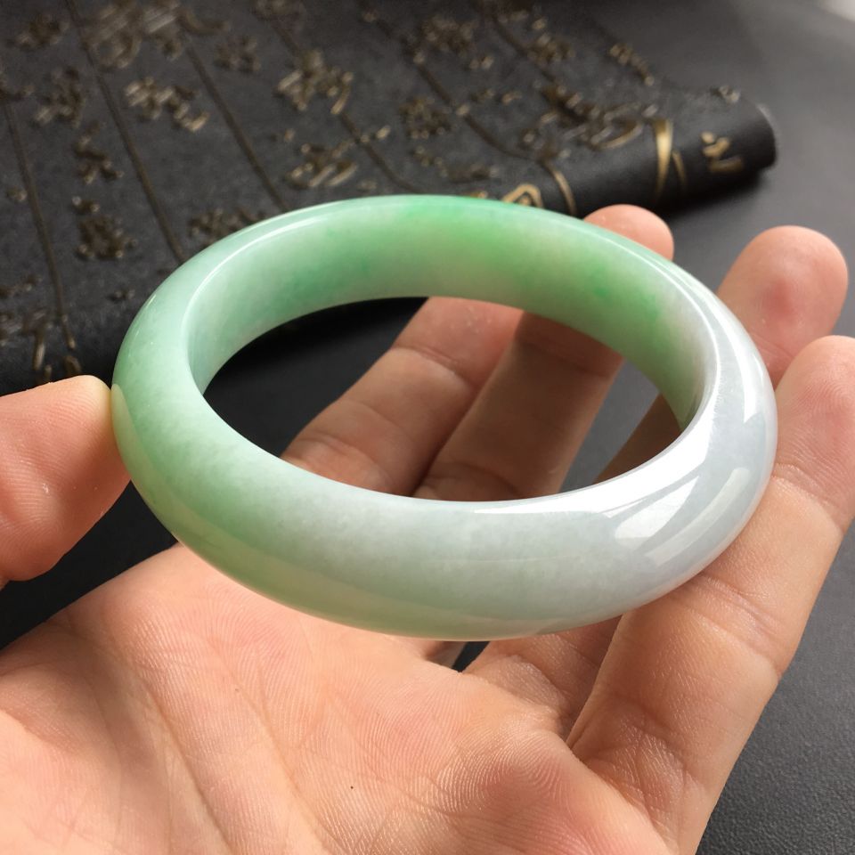 (超值推荐)糯冰种晴水略飘翠手镯(58.6mm)