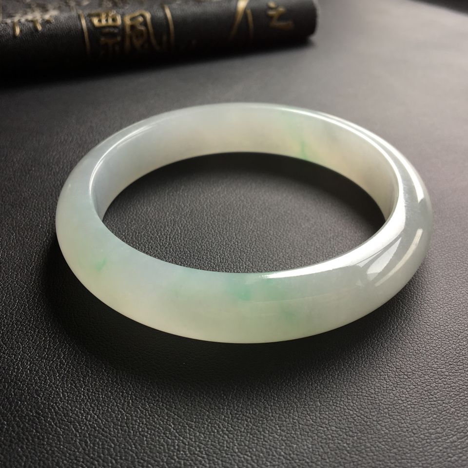 (超值推荐)糯冰种略飘翠手镯(57.8mm)