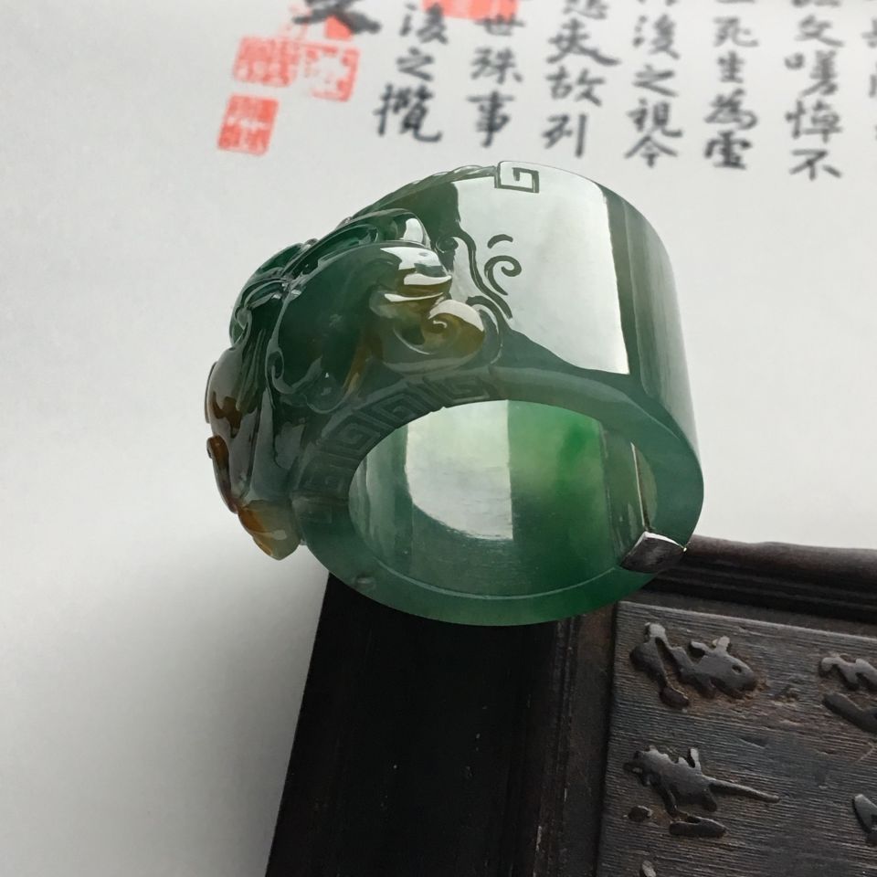 （超值推荐）糯冰种晴水带褐黄翡螭龙扳指