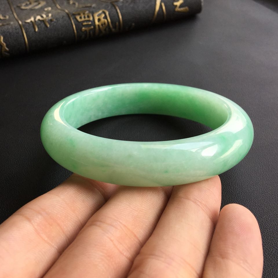 (超值推荐)糯冰种晴水略飘翠手镯(58.5mm)