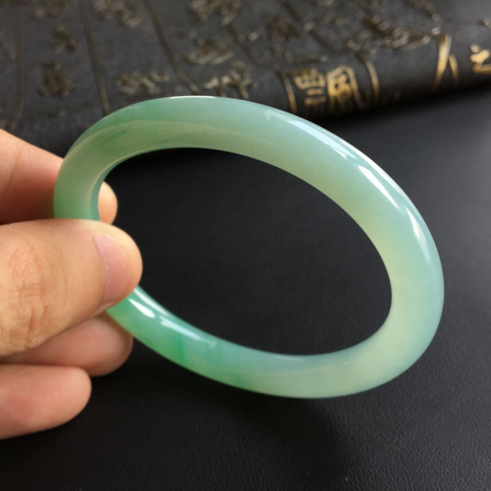 (超值推荐)糯冰种晴水略飘翠贵妃镯(55.6mm-48.3mm)