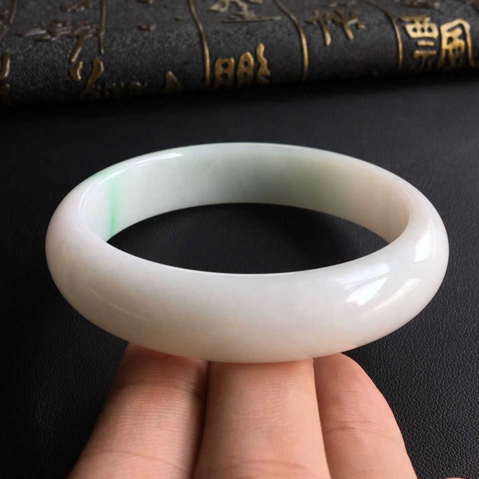 (超值推荐)糯冰种略飘翠手镯(58.6mm)