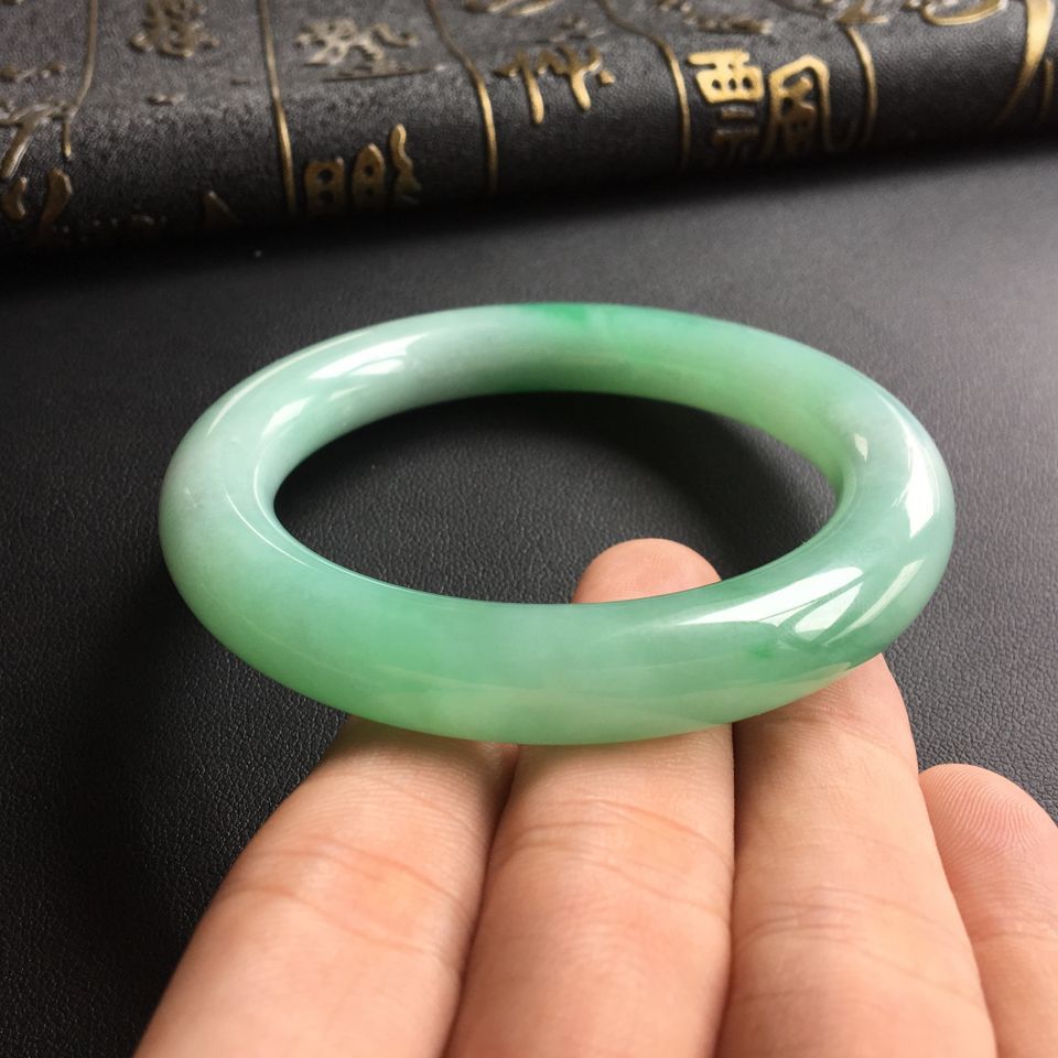 糯冰种晴水略飘翠圆条手镯(53.8mm)