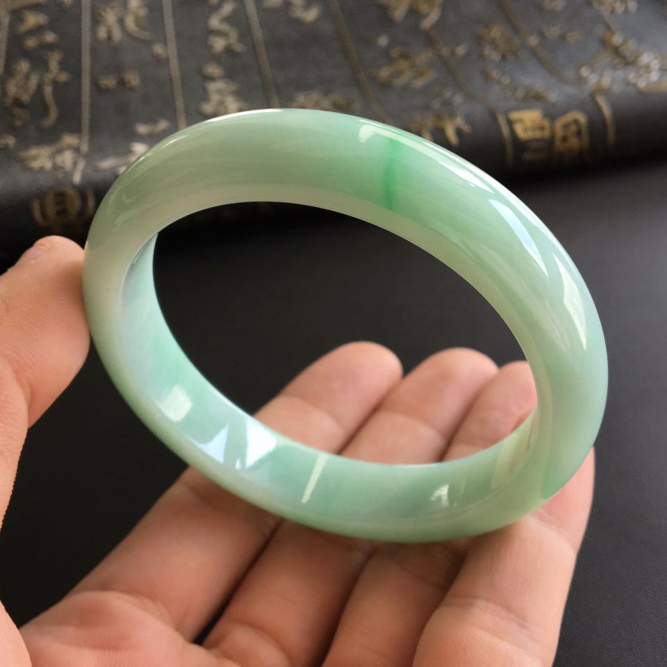 糯冰种略飘翠手镯(56.6mm)