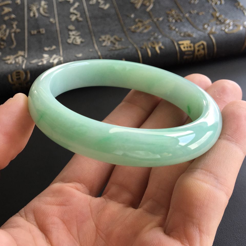 糯冰种略飘翠手镯(56.6mm)