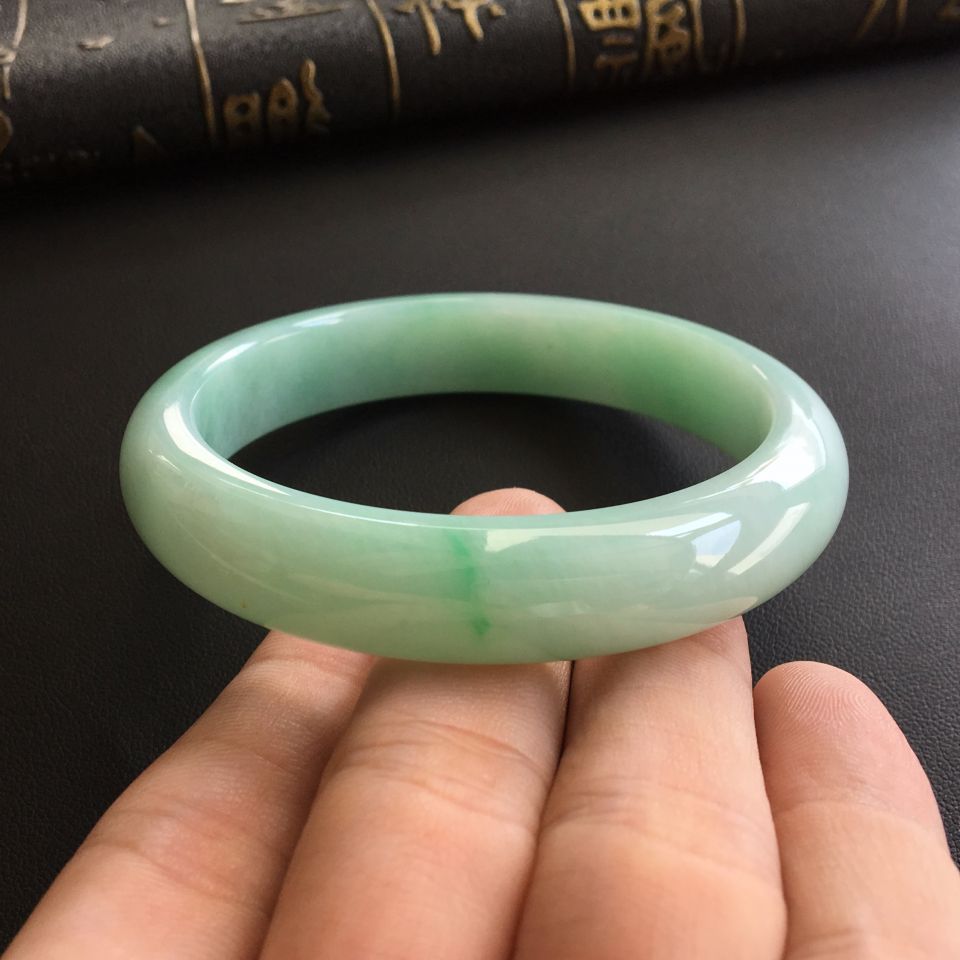 糯冰种略飘翠手镯(56.6mm)