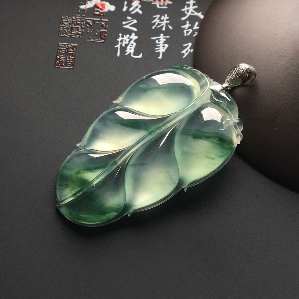 冰种飘花玉叶挂件