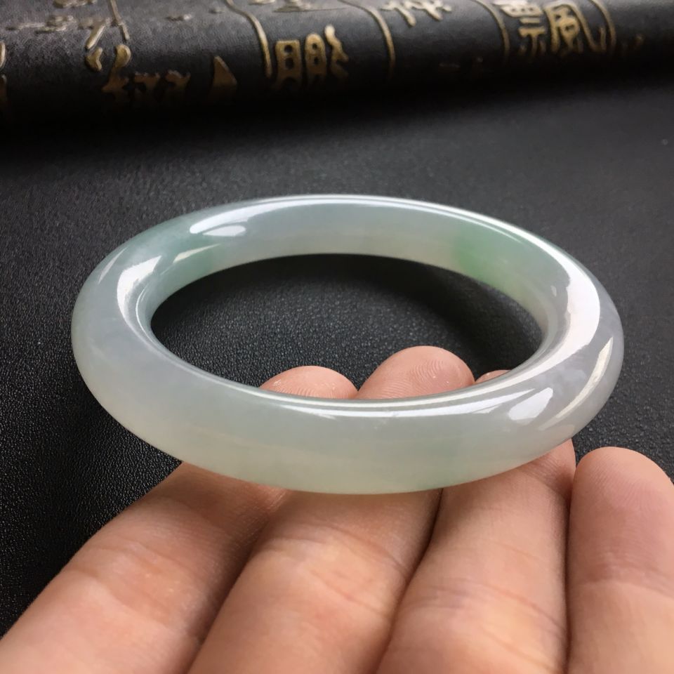糯冰种晴水飘绿花圆条手镯(55.2mm)