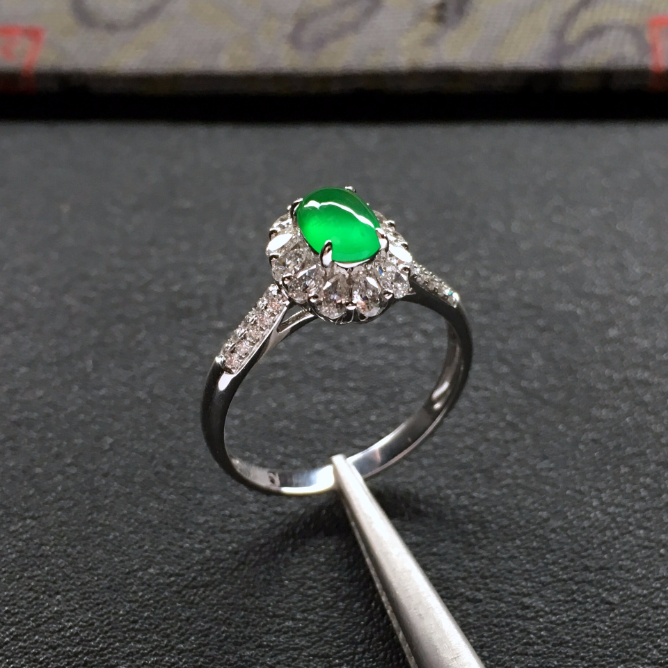 冰玻种阳绿镶白金钻石戒指