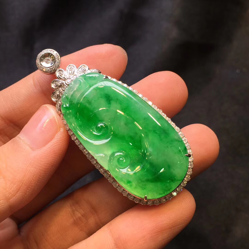 镶白金钻石糯冰种飘翠如意胸坠