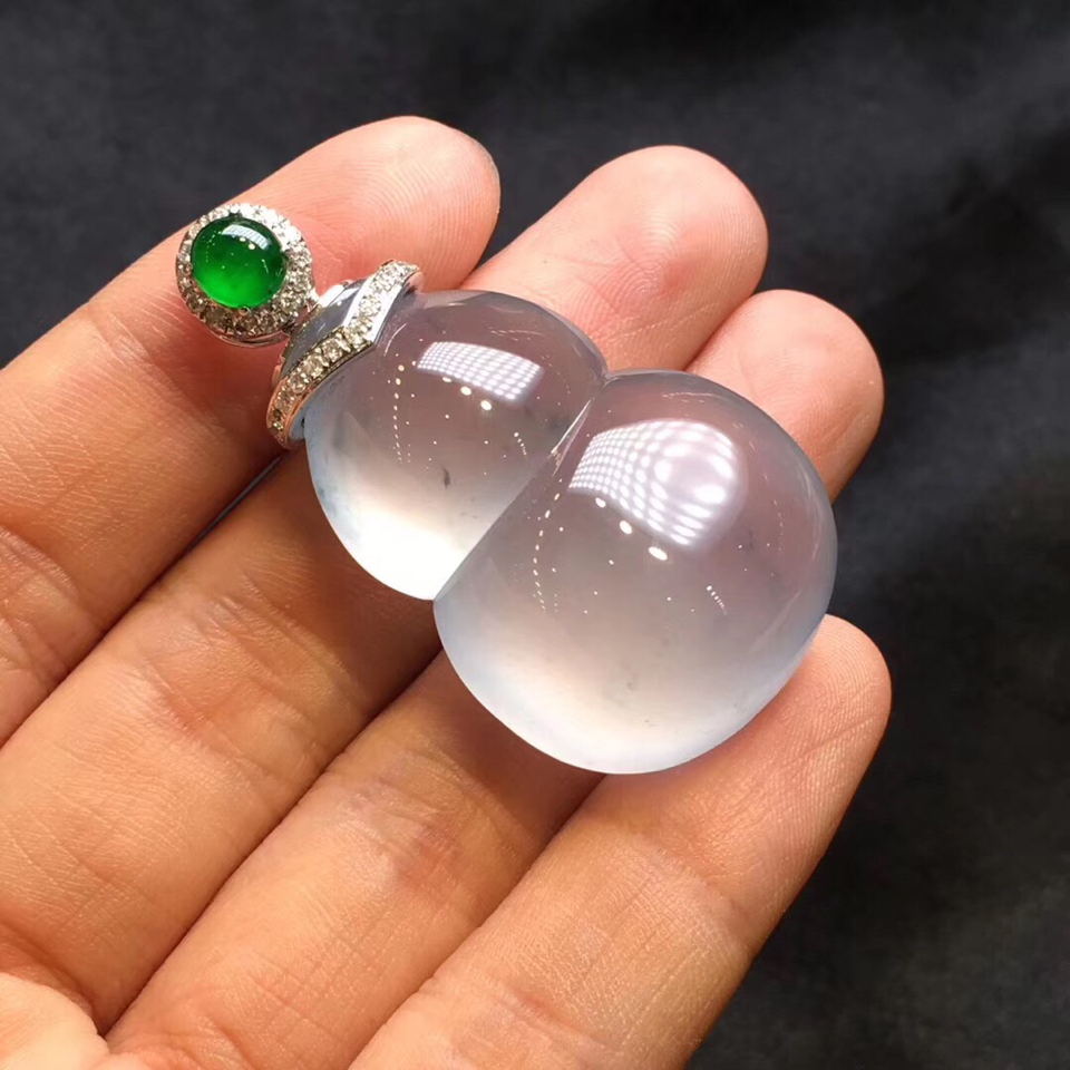 镶白金钻石冰种飘花葫芦胸坠