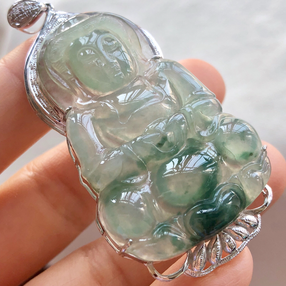 镶白金钻石冰种飘花观音胸坠