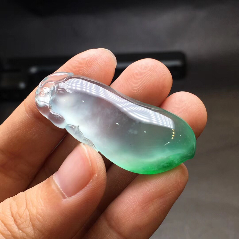 冰玻种飘翠福瓜挂件