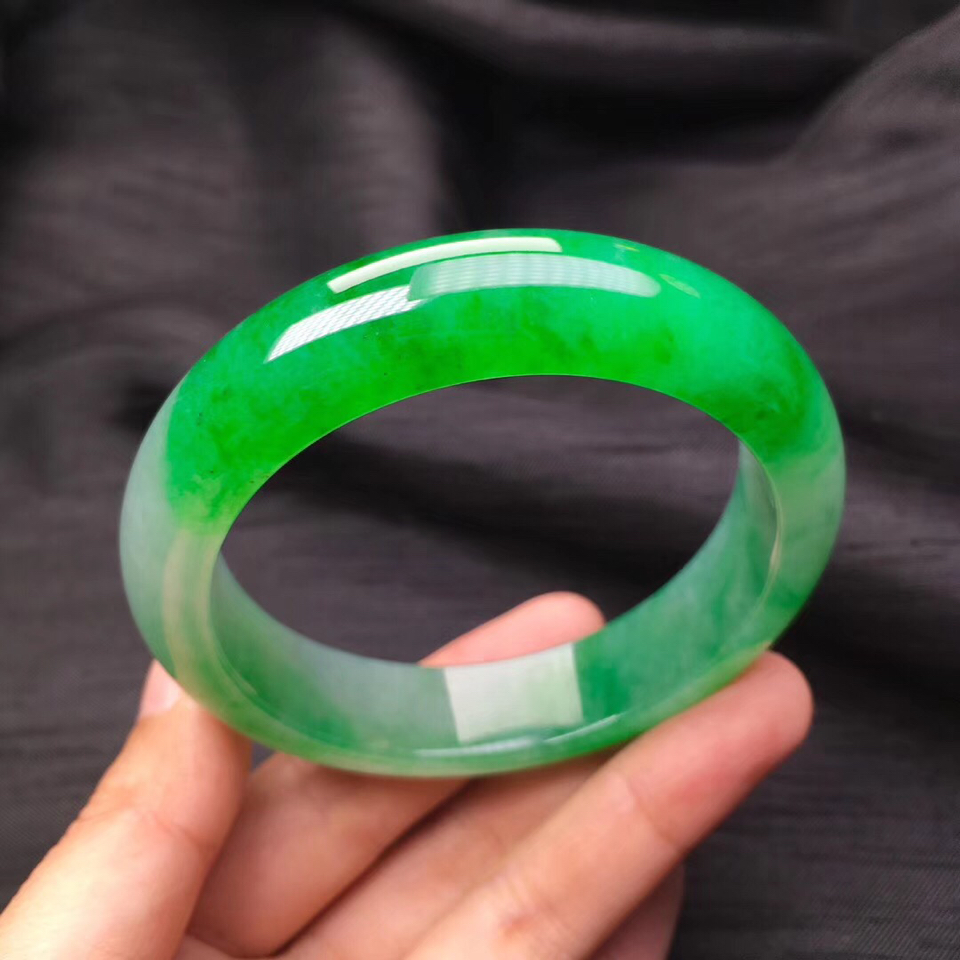 糯冰种飘阳绿正圈手镯（55.5mm）