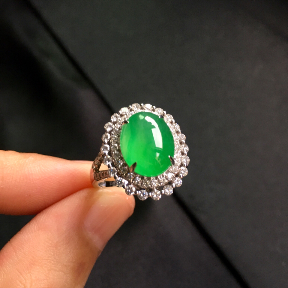 （超值推荐）冰种18K白金镶嵌伴钻阳绿戒指