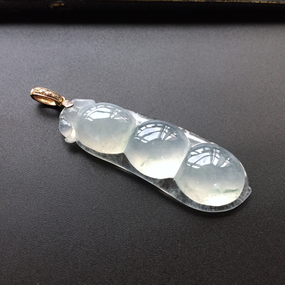 冰种略飘花翡翠四季豆挂件