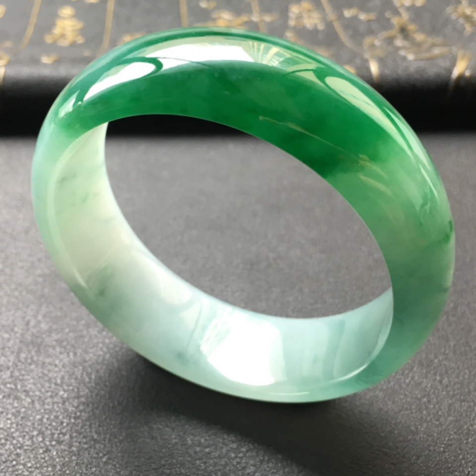 糯冰种深绿宽版翡翠手镯（56.9mm）