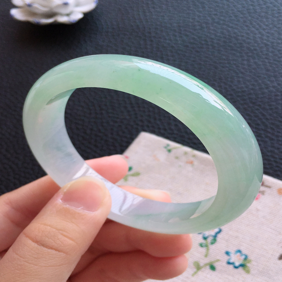 翡翠冰种飘绿花宽边手镯