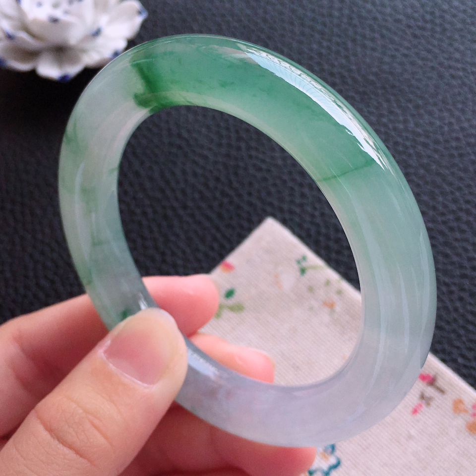 翡翠冰种飘花圆条手镯