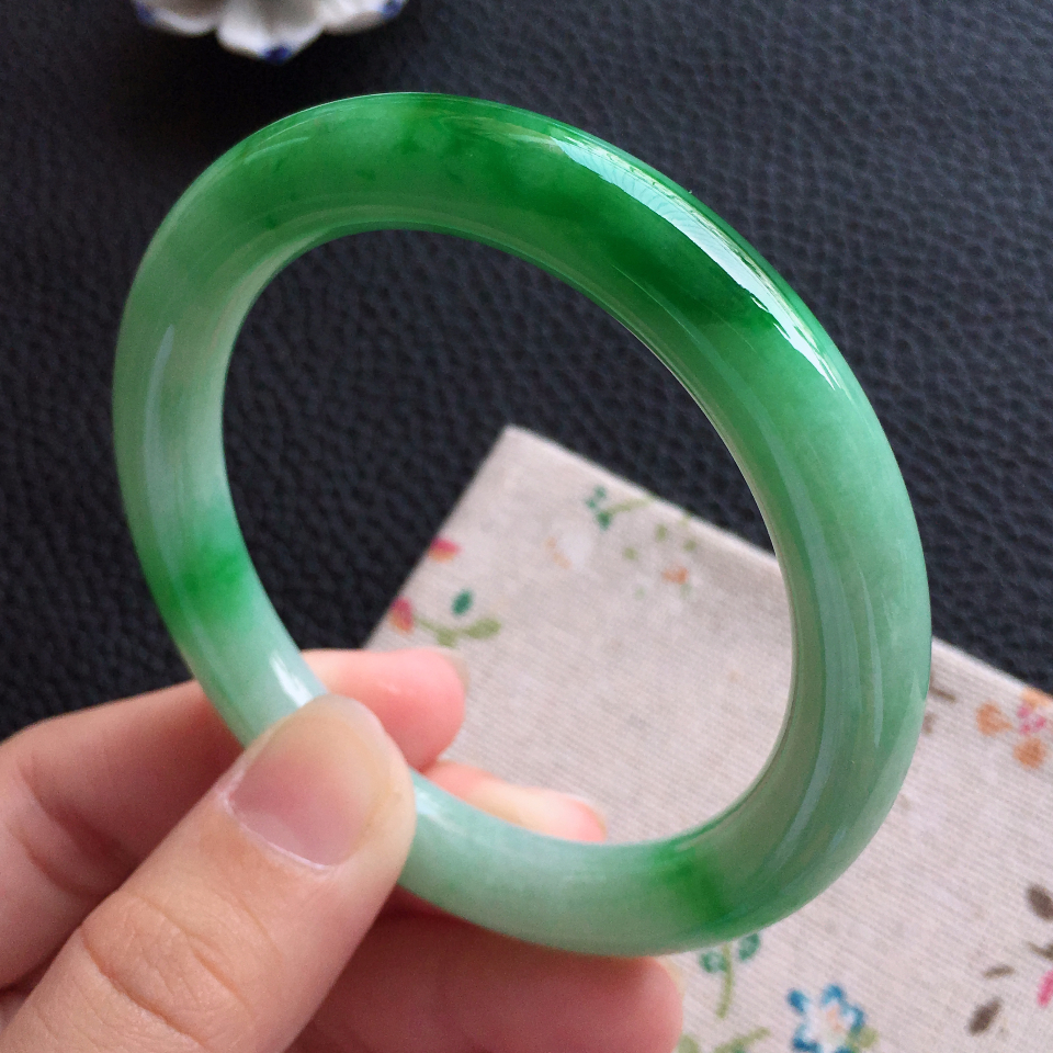 翡翠细糯种飘绿圆条手镯