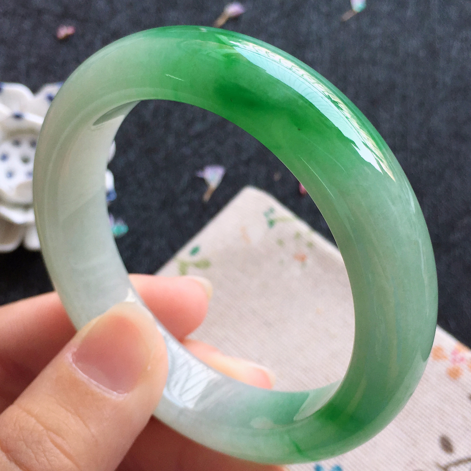 翡翠细糯种飘阳绿宽边手镯（58.4mm）