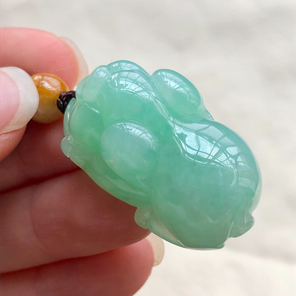 糯冰种绿晴水翡翠福猪挂件