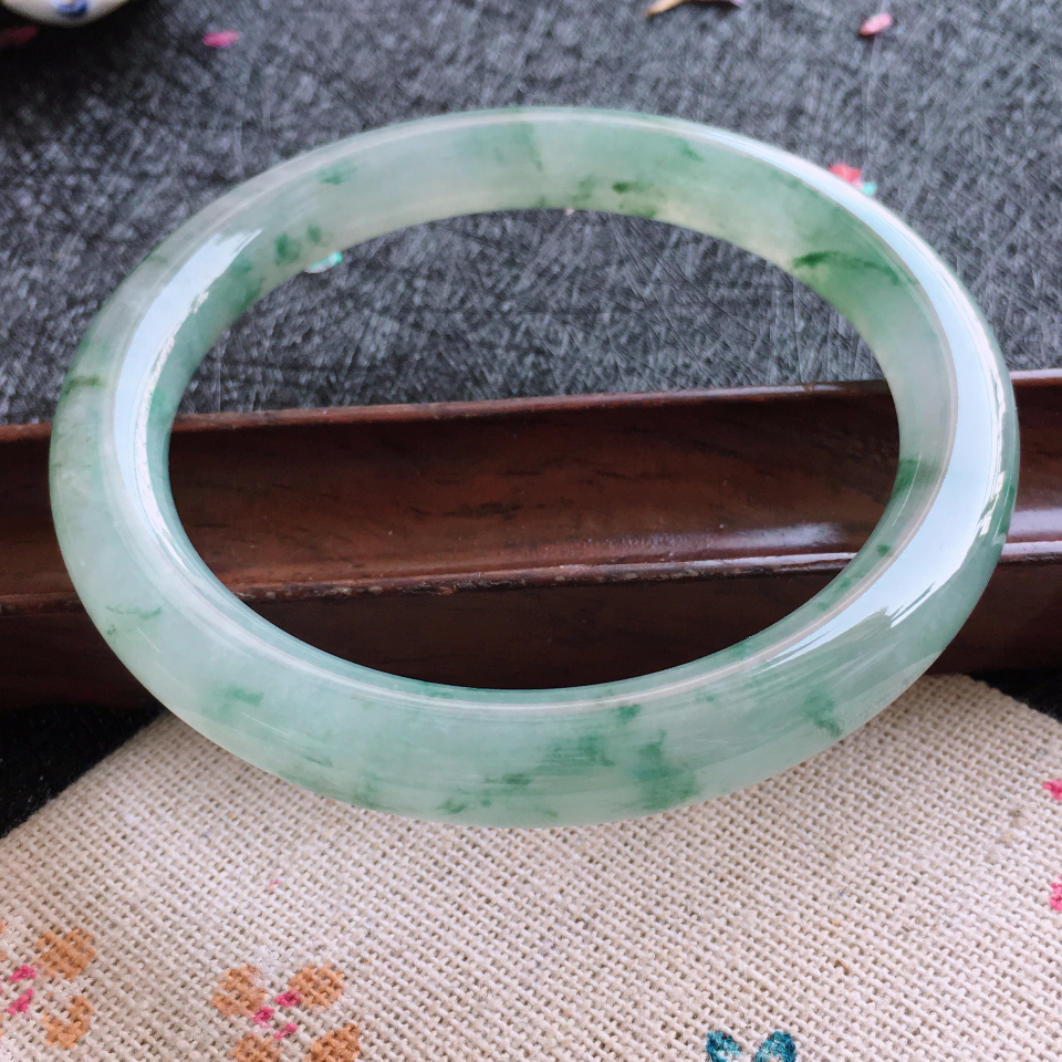 翡翠冰种飘花圆条手镯（56.1mm）