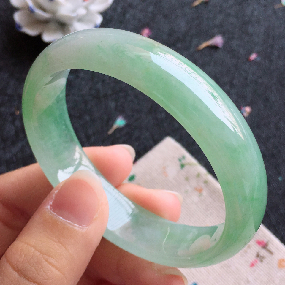 翡翠糯冰种淡绿宽边贵妃手镯（56.4mm/49.0mm）