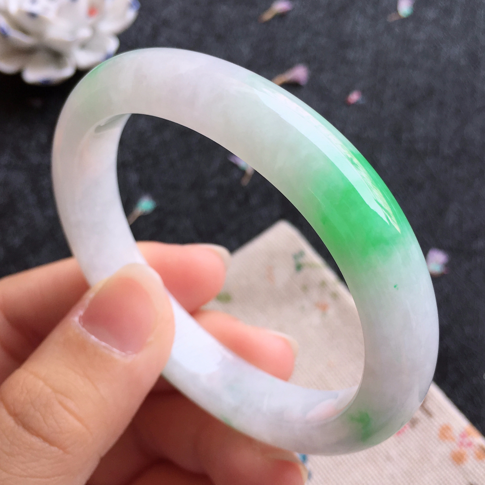 翡翠细糯种飘翠宽边贵妃手镯（55.2mm/46.9mm）