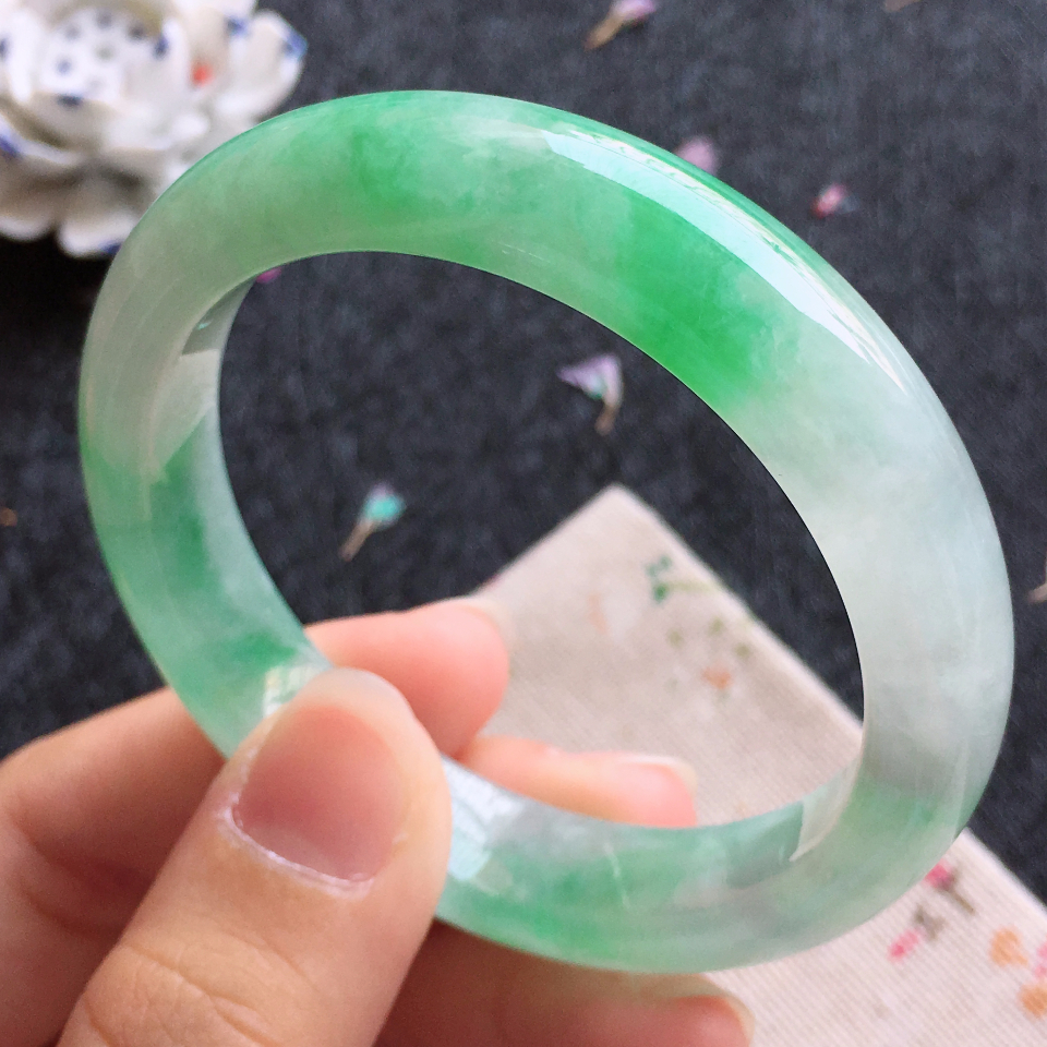 翡翠糯冰种飘绿宽边手镯（52.7mm）