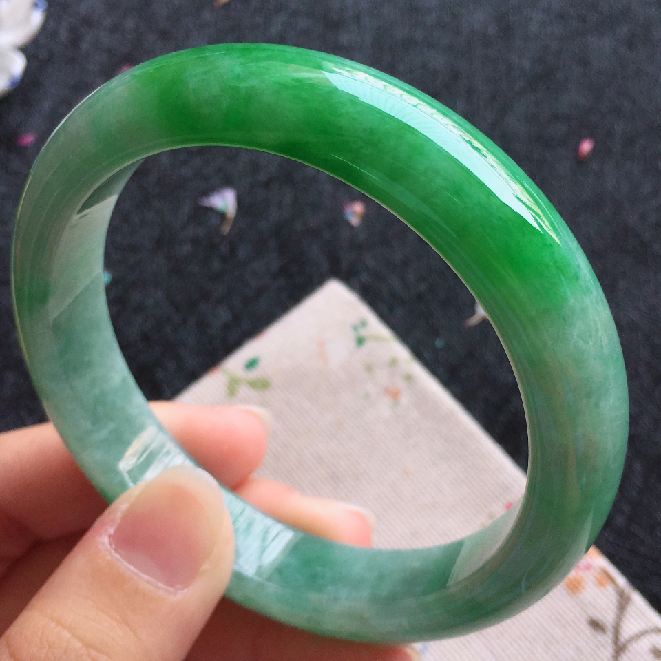 翡翠细糯种翠色宽边手镯（60mm）