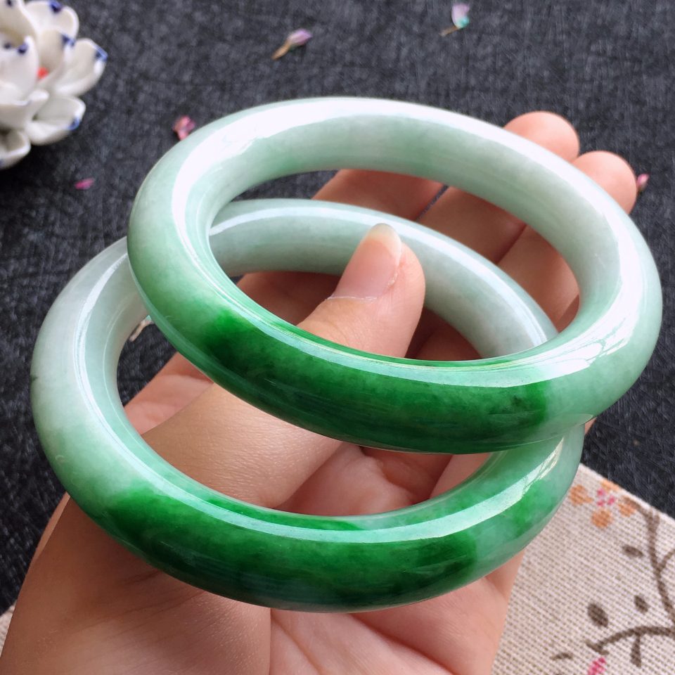 翡翠细糯种飘阳绿圆条手镯一对（56.4mm）