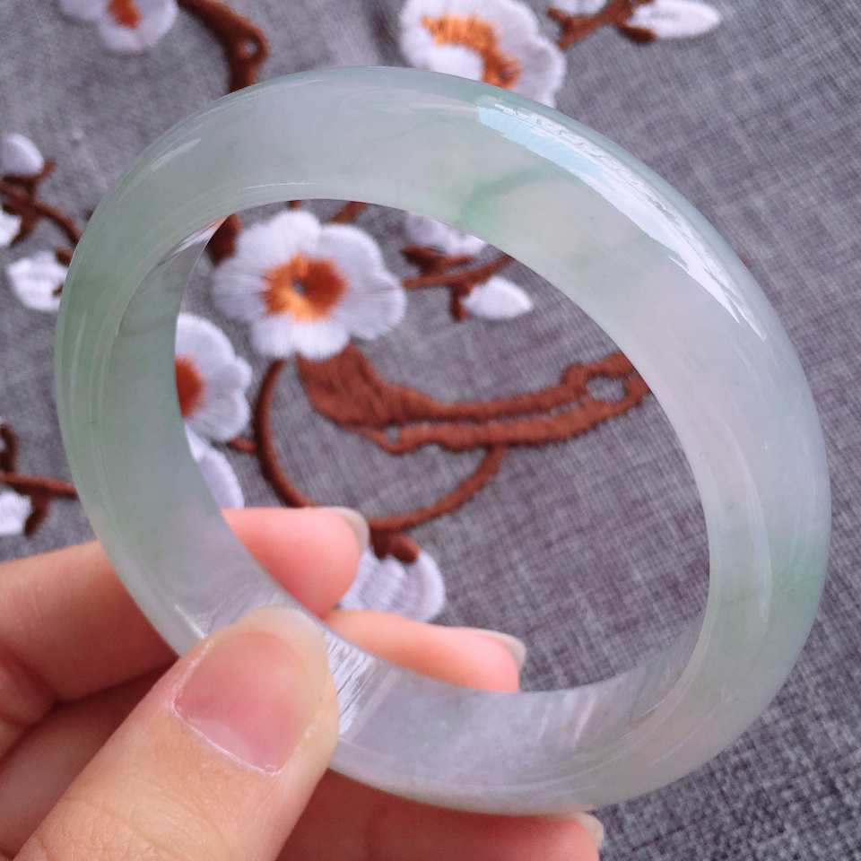 翡翠冰种淡绿宽边手镯（56.7mm）