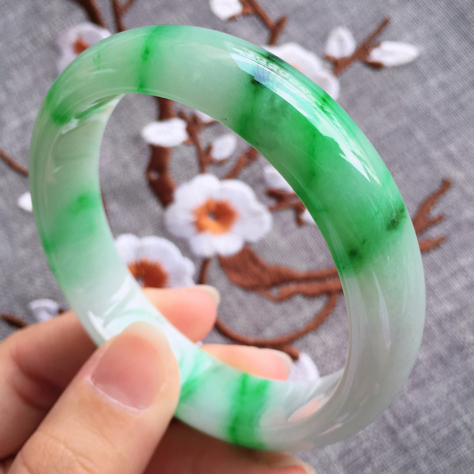 翡翠细糯种飘绿宽边手镯（58.3mm）